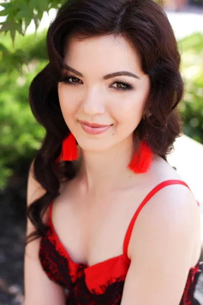 Outdoors portrait of beautiful young brunette girl — Stock Photo, Image